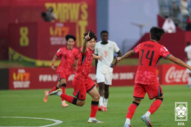 韓 축구, 코트디부아르까지 꺾었다… <b>U-17 월드컵</b> '조별리그 무패' <b>32강</b>...