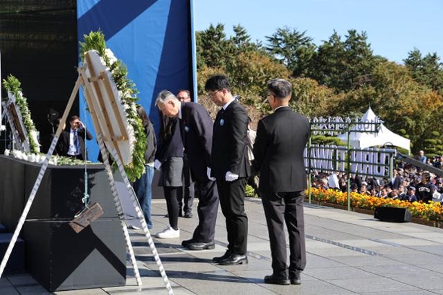 부영 이중근 회장, '유엔 용사 추모의 날' 국민대표로 헌화