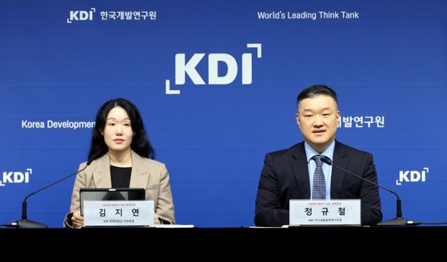 KDI 올해 0.9%·내년 1.8% 성장 전망…"재정 적자 정상화 필요"