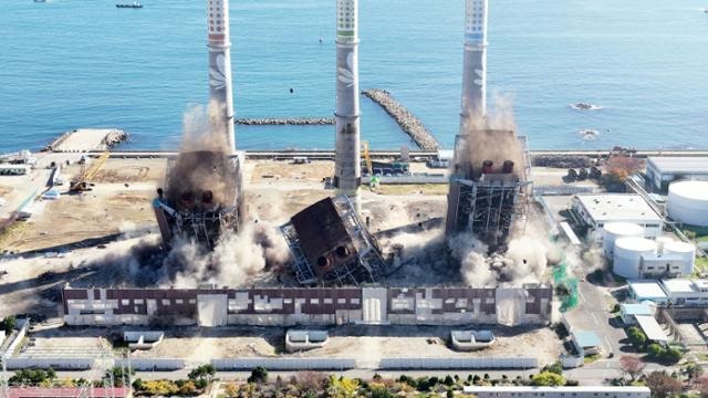 '5초 만에 와르르' 울산화력 타워 발파…매몰자 1명 추가 수습