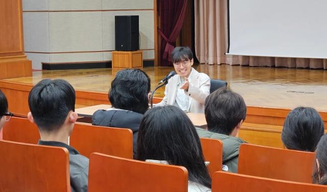 두 눈으로 보는 '尹 탄핵심판' 현장... 헌재, '배우는 핫플'로 떠올라