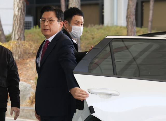 내란 선전·선동 혐의를 받는 황교안 전 국무총리가 12일 내란 특별검사팀에 의해 체포돼 서울 서초구 서울고검에 마련된 조사실로 압송되고 있다. 뉴시스