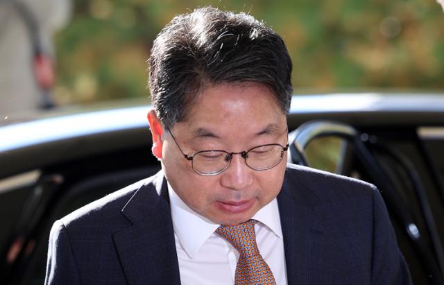 노만석 검찰총장 직무대행이 14일 오전 서울 서초구 대검찰청에서 열린 퇴임식에 참석하기 위해 출근하고 있다. 뉴스1