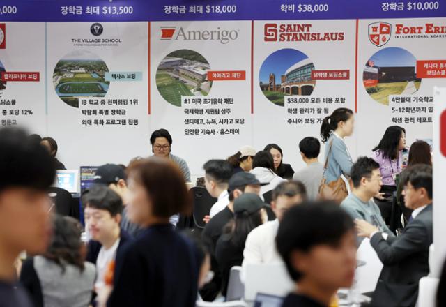 지난달 12일 서울 강남구 코엑스에서 열린 2025 하반기 해외 유학 이민 박람회를 찾은 관람객들이 부스에서 상담을 받고 있다. 뉴시스