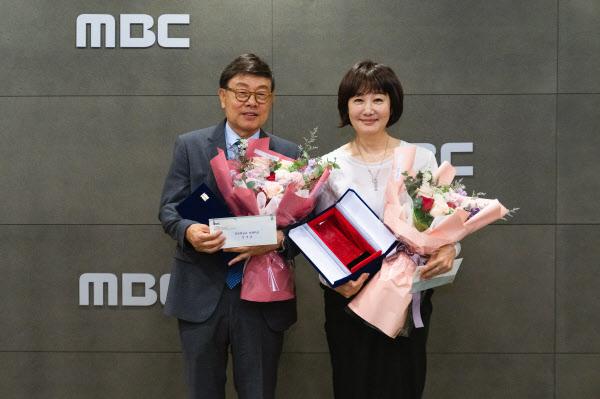 방송인 강석(왼쪽)과 김혜영이 2020년 서울 상암동 MBC 사옥에서 '강석·김혜영의 싱글벙글쇼' 진행 33년 감사패를 받았다. MBC 제공