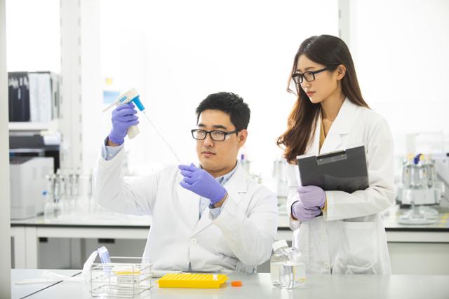 인천 연수구 삼성바이오에피스 연구실에서 연구원들이 실험을 하고 있다. 삼성바이오에피스 제공