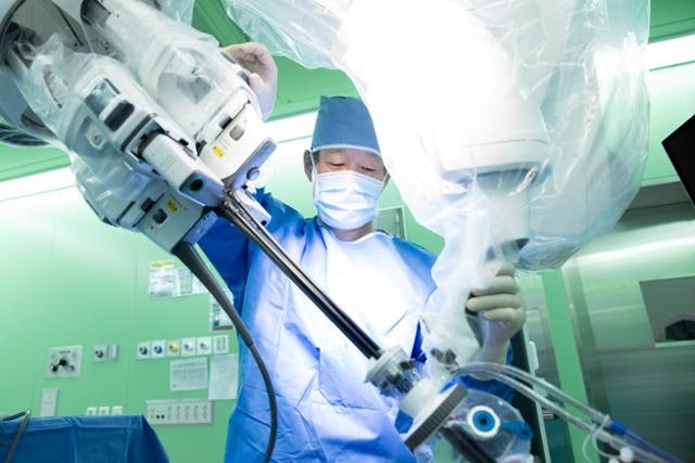 자신이 개발한 흉부 단일공 로봇수술 세계 첫 500례 달성한 의사