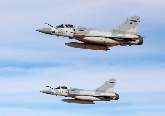 이 대통령, UAE 도착해 공식 일정 돌입... 전투기 4대 '공군 1호기' 밀착 호위