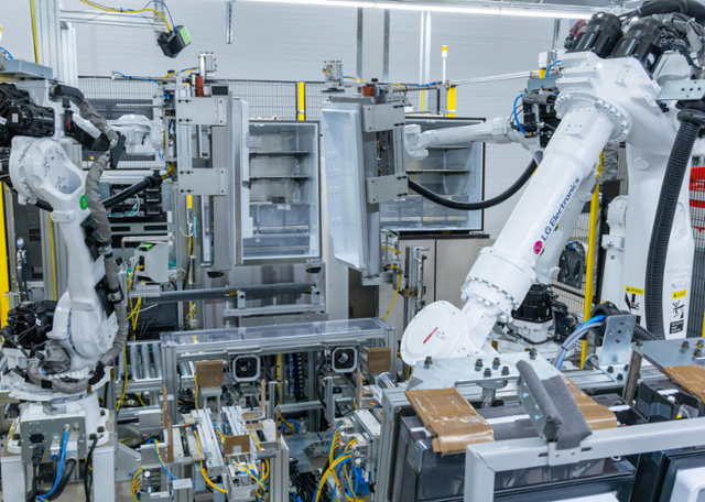 냉장고 모델 확인하고 문 달기까지 1초... 다크 팩토리로 진화 중