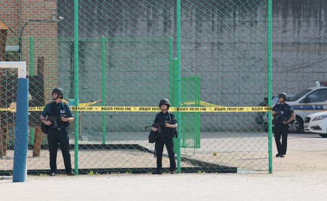 1일 서울 광진구 구의초등학교에서 경찰이 폭파 협박 팩스 접수와 폭발물 해체 등 상황을 가정한 대테러훈련을 하고 있다. 사진은 기사와 관련 없음. 연합뉴스