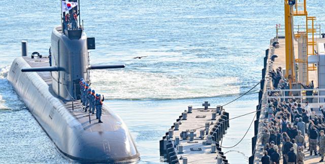 한국 해군의 도산안창호급 잠수함 안무함이 4일 2025 한미 연합대잠전훈련인 사일런트 샤크 훈련 참가를 위해 진해군항에서 출항하고 있다. 진해=연합뉴스