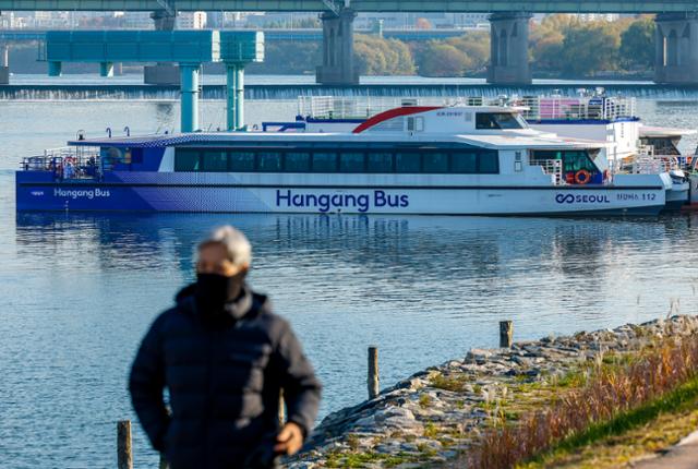 19일 서울 송파구 잠실도선장에 한강버스가 정박돼 있다. 15일 잠실선착장 인근에서 강바닥에 걸려 멈췄던 배가 한강 수위가 올라가면서 엔진을 켜고 자력으로 이동한 것이다. 뉴시스