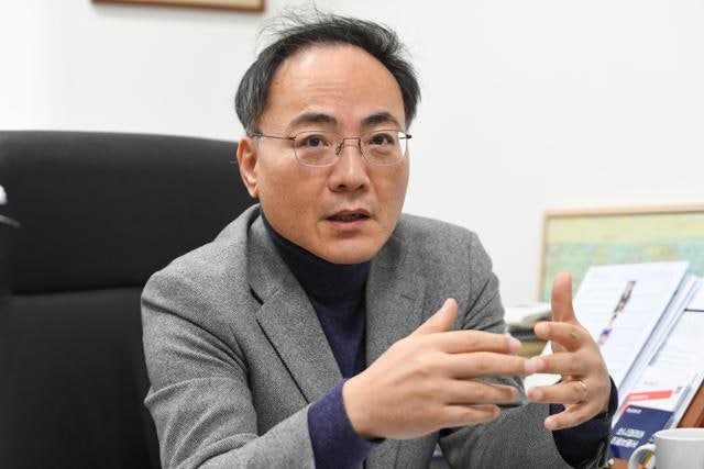 "이론 반대로 해석한 지문이 수능 출제…정답 2개" 전문가가 또 이의제기