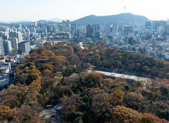 On the 18th, the redevelopment zone in Sewoon District 4 is visible beyond Jongmyo in Jongno-gu, Seoul. Yonhap News