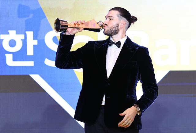 MVP 폰세의 뜨거운 안녕 "'우리 형' 최재훈 특히 고마워"