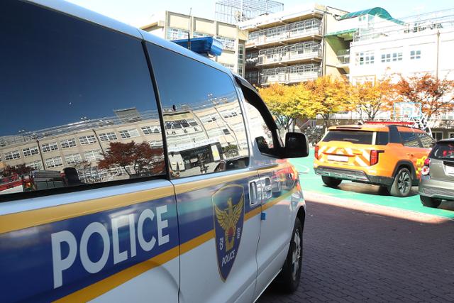 10일 대구 남구의 고등학교에 사제 폭발물을 설치했다는 신고가 접수돼 수색에 나선 경찰 차량이 학교로 들어가고 있다. 2뉴스1