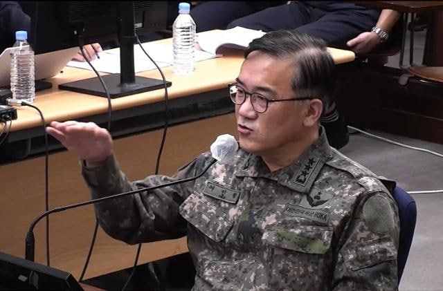 여인형, 尹에 무릎 꿇고 "헌법상 비상대권? 軍은 계엄 불가"