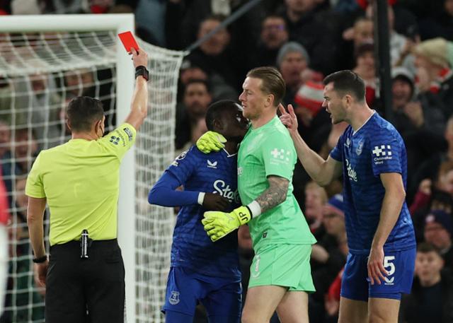 EPL 에버턴 게예, 경기 중 팀 <b>동료 폭행</b>해 퇴장…17년 만의 희귀 사례