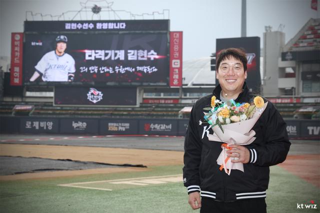 <b>김현수</b>, 3년 50억에 <b>KT</b>행... 최원준도 <b>KT</b>로