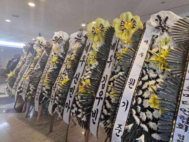 25일 서울 송파구 서울아산병원 장례식장에 마련된 이순재의 빈소에 동료 배우들이 보낸 화환이 놓여 있다. 나민서 기자