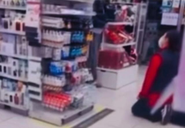 뛰는 아이 말렸다가 "당신 뭔데"… <b>다이소 직원</b> 무릎 꿇린 아이 엄마
