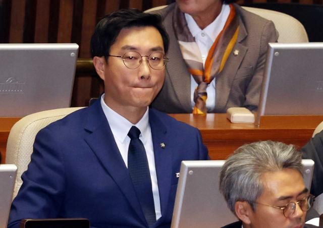 野 '성추행 의혹' 장경태 윤리위 제소… 與 "가볍게 보지 않는다" 신중론