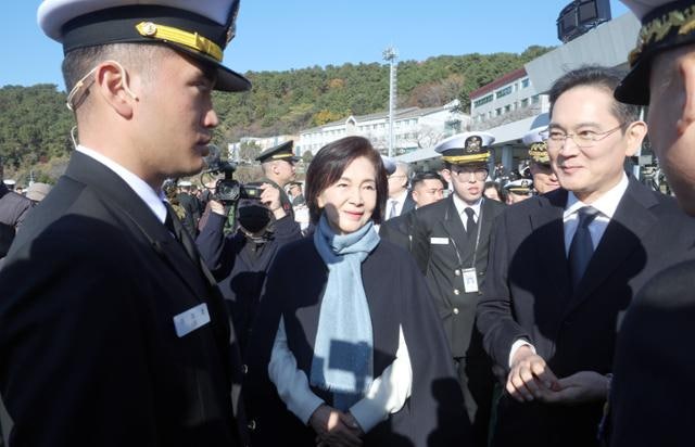[현장]삼성家 첫 장교 나왔다…'해군 소위' 아들 계급장 달아준 이재용