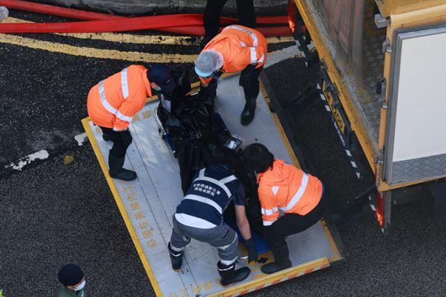 홍콩 화재참사 사망자 128명으로…건물 수색과정에서 시신 108구 발견돼