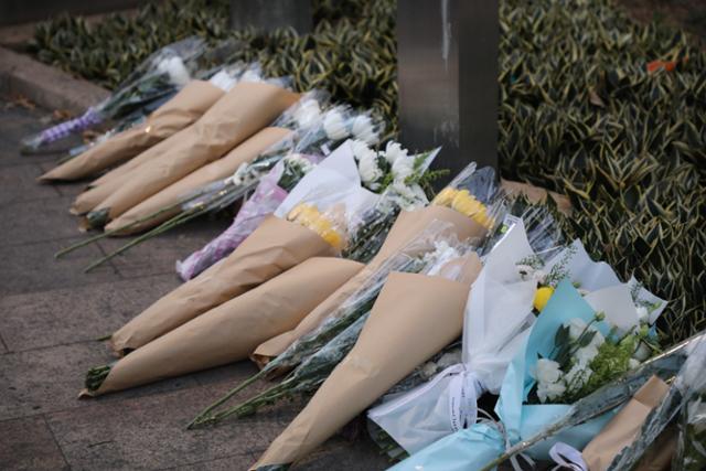 28일 대형 화재가 발생한 홍콩 북부 타이포의 고층 아파트 단지 웡 푹 코트 인근 공원에 추모객들이 두고 간 꽃다발이 놓여있다. 홍콩=연합뉴스