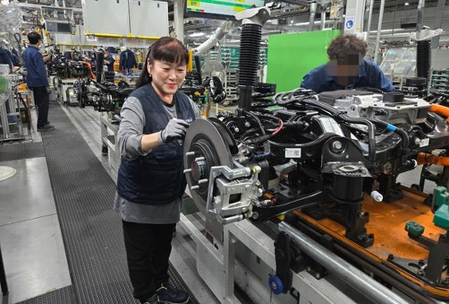 자동차 공장서 정년 앞둔 60세 여성 베테랑, '주간 2교대 생산직' 후회하지 않는 이유