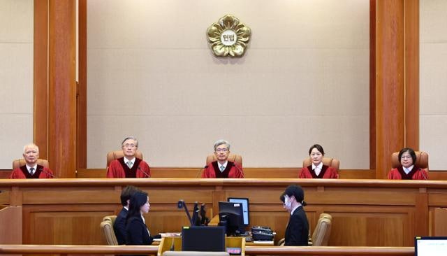 13세 미만 아동 강제추행은 최소 징역 5년…헌재 "합헌"