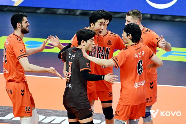 홈에서 '시즌 첫 연승' 올린 OK저축은행, 4위로 도약