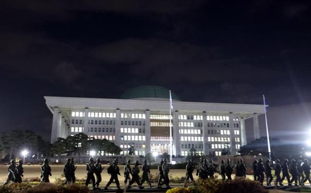 계엄 동원된 軍 트라우마 여전한데… 대규모 신상필벌에 또다시 상처