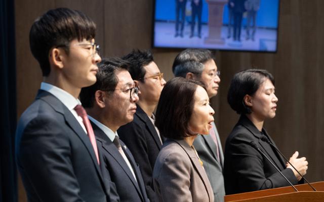 국민의힘 소속 국회 과학기술정보방송통신위원회 위원들이 지난달 29일 국회에서 더불어민주당 소속 최민희 과방위원장의 사퇴를 촉구하고 있다. 뉴스1