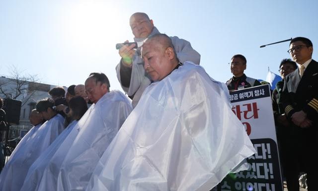 삭발 농성 나선 유족, 공청회 여는 사조위…제주항공 참사 조사 '안갯속'