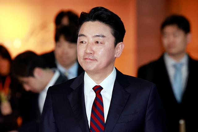 략경제협력특사로 임명된 강훈식 대통령 비서실장이 지난달 13일 인천국제공항을 통해 아랍에미리트(UAE)로 출국하고 있다. 뉴시스