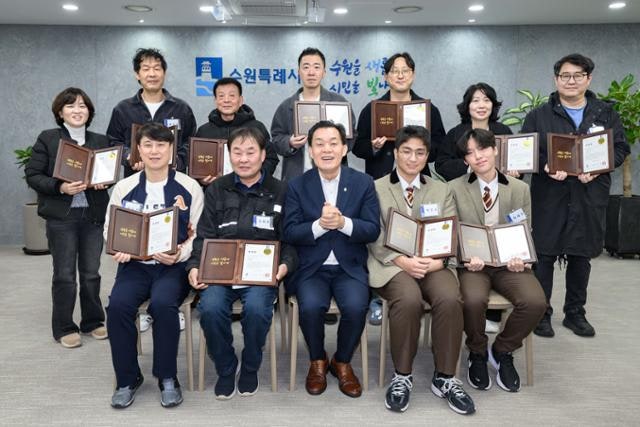 차에 깔린 어린이 구한 시민들…수원시, 감사 표창 수여