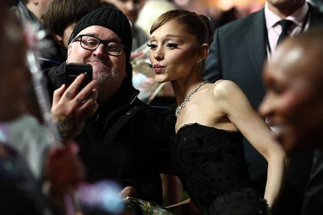 [지평선] 페트리 접시 속 아리아나 그란데