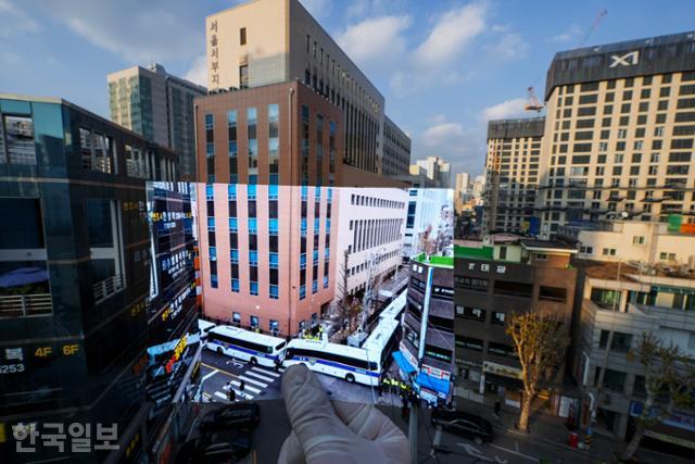 1월 19일 서울 마포구 서울서부지법 청사 외벽과 유리창이 윤 전 대통령의 지지자의 난입 폭력 사태로 파손돼 경찰이 청사 일대를 통제하고 있다. 박시몬 기자, 임지훈 인턴기자