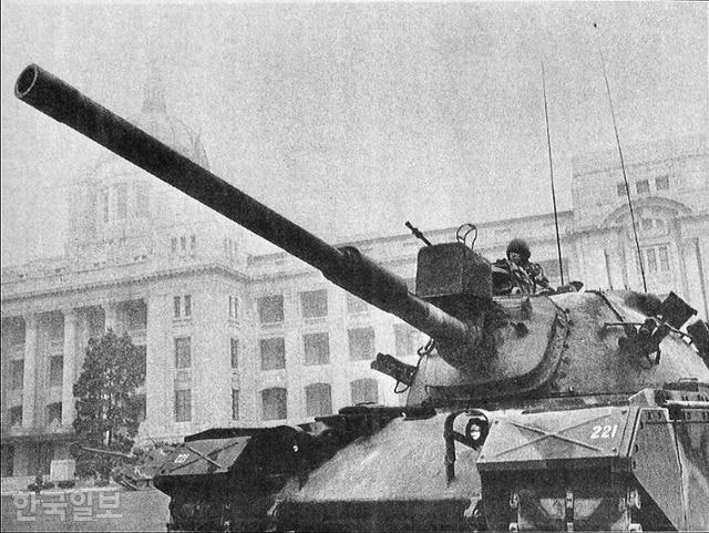 "탕탕탕···" 밤새 취재한 '쿠데타의 밤' 기사 지워지고, 검열 지옥이 열렸다