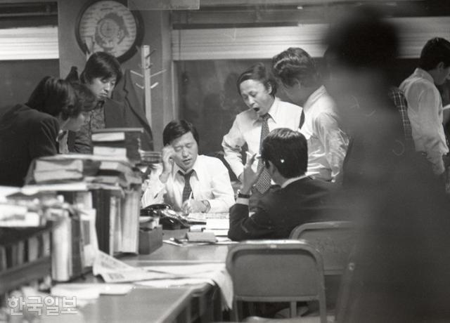 1979년 어느 날 밤 서울 종로구 중학동 한국일보 본사의 편집국 풍경(12월 12일 당일 사진은 아님). 한국일보 자료사진