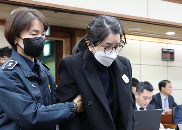 법정에 선 <b>김건희</b> "<b>진술 거부</b>"... 법원 피고인신문 중계 불허
