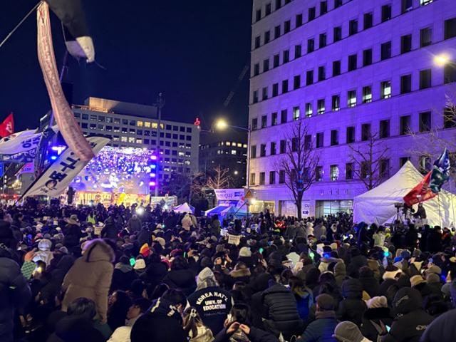 "단죄 왜 이리 더디나" 다시 국회 밝힌 응원봉 [12·3 불법계엄 1년]