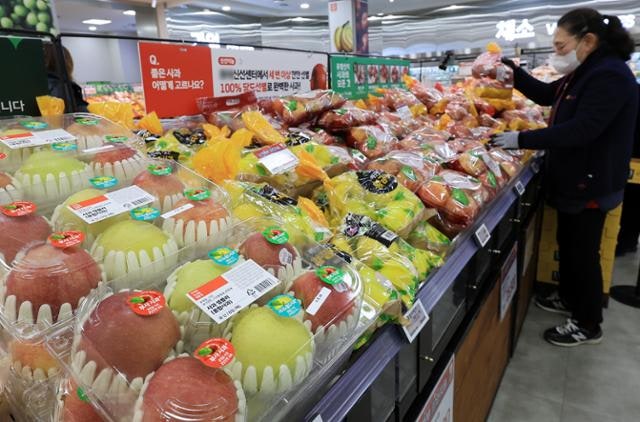 1500원 넘보는 고환율 장기화…해외 투자은행 "韓 물가 더 오를 것"