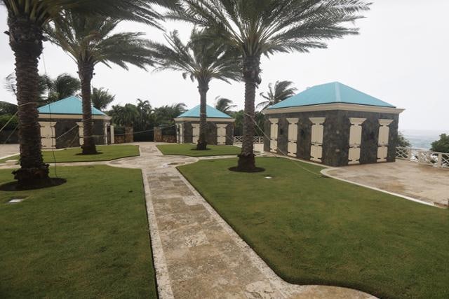 가면·병실·칠판엔 '음모' 적혀...성착취범 엡스타인 저택 공개돼