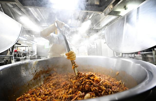 이틀간 '급식 대신 빵', 조리실무사들 파업 나서는 이유는?