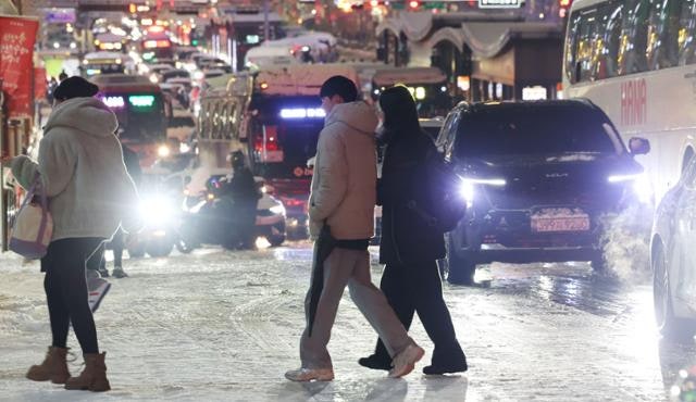 '굼벵이' 버스서 내려 걸어간 시민들...퇴근길 '재난' 된 첫눈