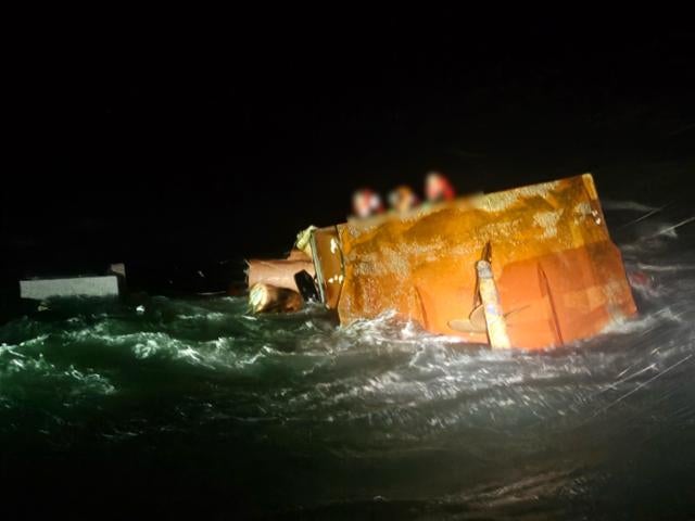 충남 태안서 7명 탄 어선 전복··· 3명 구조·1명 사망