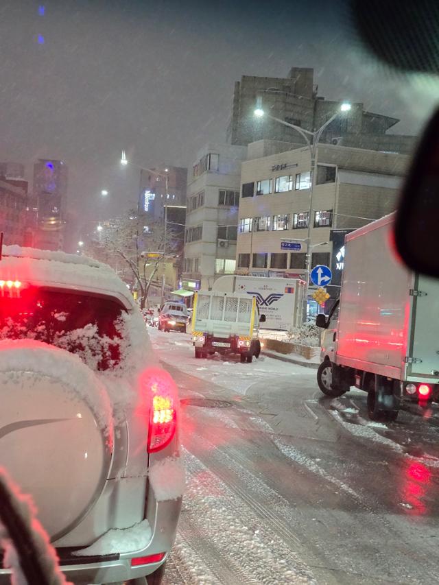 P씨의 동료 운송기사들이 4일 수도권에 내린 첫눈으로 도로에 갇혀 있다. P씨 제공
