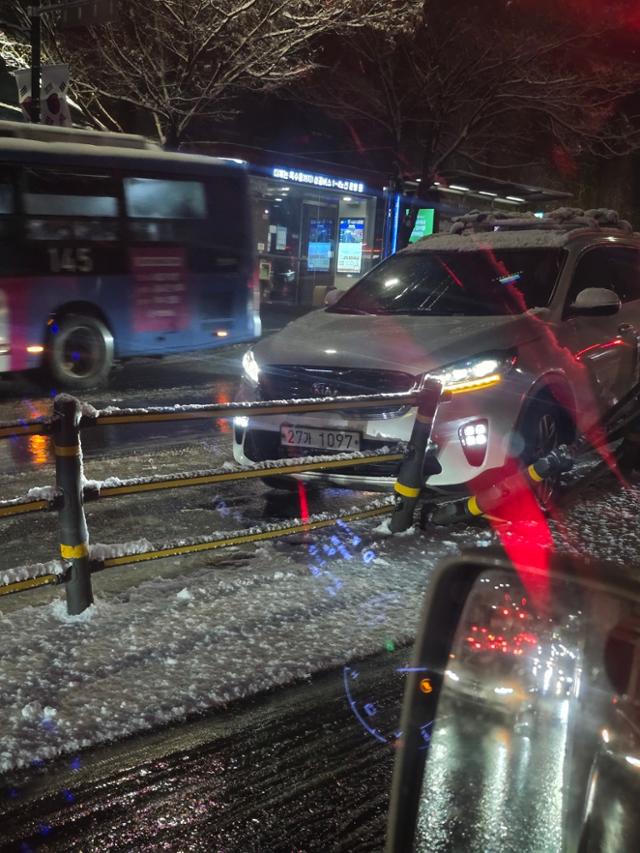 P씨의 동료 운송기사들이 4일 수도권에 내린 첫눈으로 도로에 갇혀 있다. P씨 제공